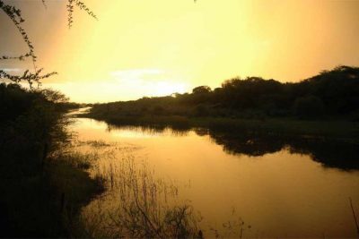Zimbabwe & Botswana für Entdecker - sunway_botswana_okavango_sunset_bruce_taylor