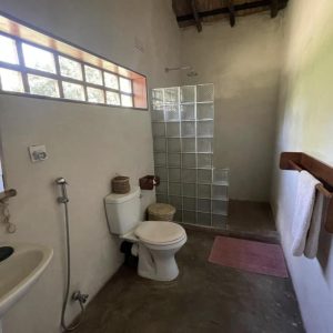 Einfaches Badezimmer in der Marula Lodge