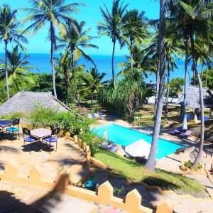 Sicht auf den Pool von oben, Kinasi Lodge