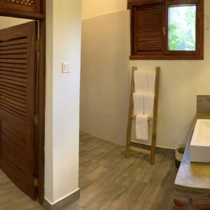 Baghayo Garden Suites, Badezimmer