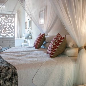 Bayete Guest Lodge, Bett und Badezimmer