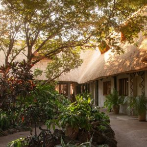 Bayete Guest Lodge, Gästezimmer in der Gartenanlage