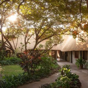 Bayete Guest Lodge, Garten mit Gästeunterkünfte