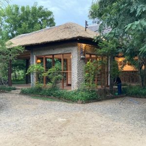 Camp Bastian, Aussen