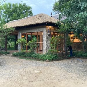 Camp Bastian, Aussen