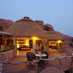 Camp Kipwe, Namibia, Damaraland, Suite Aussenansicht bei nacht