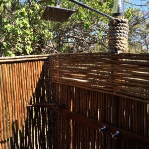 Camp Savuti, Außendusche