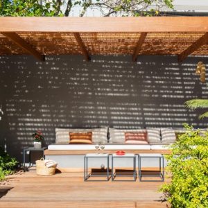 suchen Sie Schatten unter der Pergola