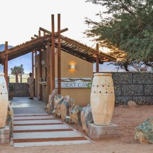 Desert Camp, Eingang