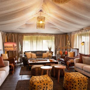 Elewana Ewanjan, Lounge