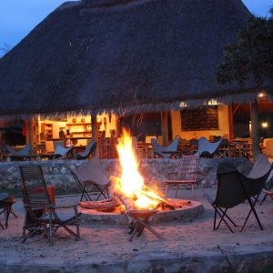 Enjojo Lodge, gemütliches Feuer am Abend