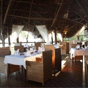 Fundu Lagoon, Restaurant unter Reeddach