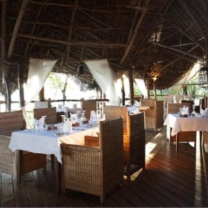 Fundu Lagoon, Restaurant unter Reeddach