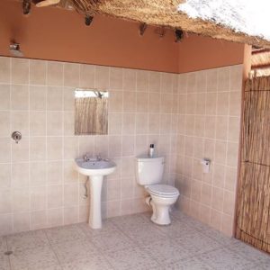 Ghanzi Trail Blazers, einfache sanitäre Einrichtung