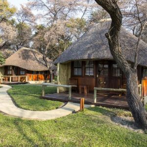 Hakusembe River Lodge, Chalets im Garten