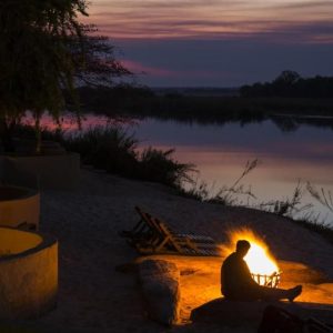 Hakusembe River Lodge Uferbereich bei Nacht