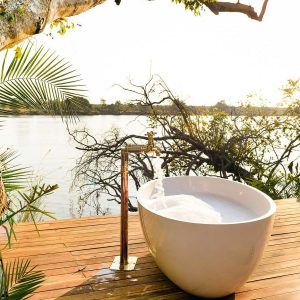 Ila Safari Lodge, Deck mit Badewanne