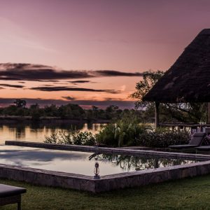 Ila Safari Lodge im Abendlicht