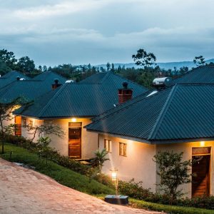 Kankari Lodge, Chalets bei Nacht