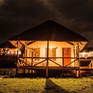Kankari Lodge, Hauszelte bei Nacht