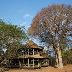 Katavi Wildlife Camp doppelstöckiges Hauptgebäude