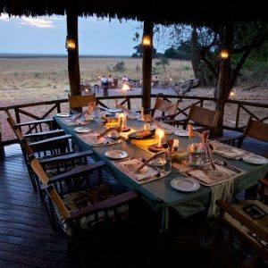 Katavi Wildlife Camp Abendessen unter einem Reedach