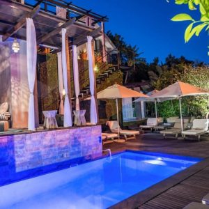 Kensington Place, Pool bei Nacht