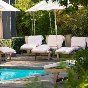 Kensington Place, Pool in grüner Landschaft eingebettet