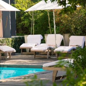 Kensington Place, Pool in grüner Landschaft eingebettet