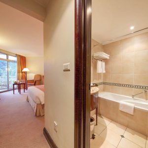 Lake Kivu Serena Hotel, Zimnmer mit Bad