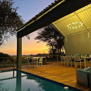 Lenyebi River Lodge, Pool mit Deck