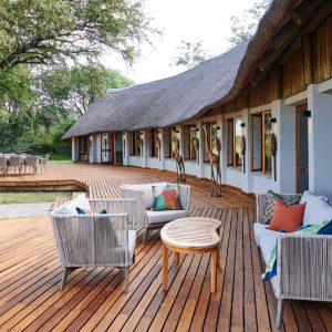 Leroo La Taul, Hauptgebäude und Terrasse