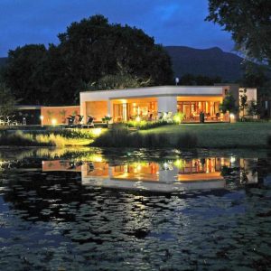 Lilypond Country Lodge bei Nacht