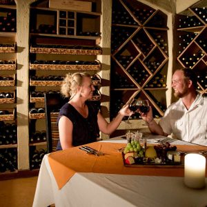 Lukimbi Safari Lodge Dinner im Weinkeller