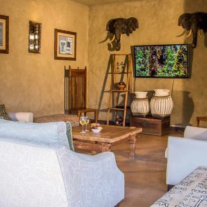 Lukimbi Safari Lodge TV Raum