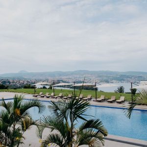 Schöner Poolblick über den See