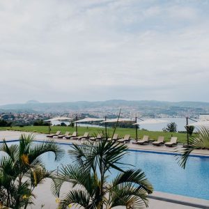 Schöner Poolblick über den See