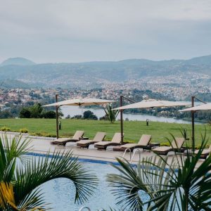 Sicht vom Pool auf den See