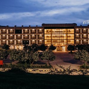 Eingangsbereich bei Nacht