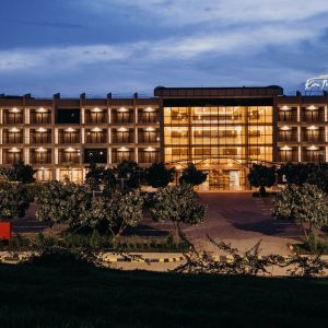 Eingangsbereich bei Nacht