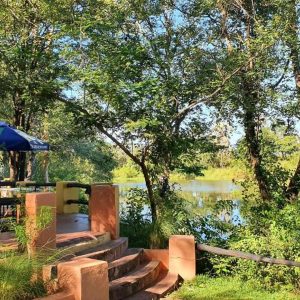 Maramba River Lodge, Terrasse am Fluss