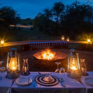 romantische Speisen unter Sternenhimmel