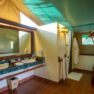 Mbuzi Mawe Serena Camp, geräumiges Bad