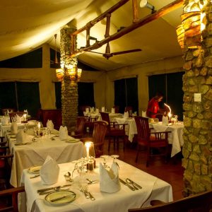 Mbuzi Mawe Serena Camp, Restaurant bei Nacht