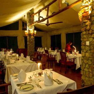 Mbuzi Mawe Serena Camp, Restaurant bei Nacht