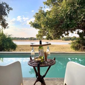 Msandile River Lodge_ Pool mit Fluss im Hintergrund