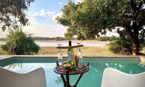 Msandile River Lodge_ Pool mit Fluss im Hintergrund