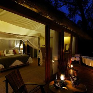 Mukambi Safari Lodge, Sicht in die Zeltunterkunft