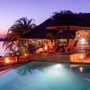 Mukambi Safari Lodge, Sonnenuntergang mit Pool