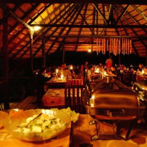 Mukambi Safari Lodge, Restaurant bei Nacht
